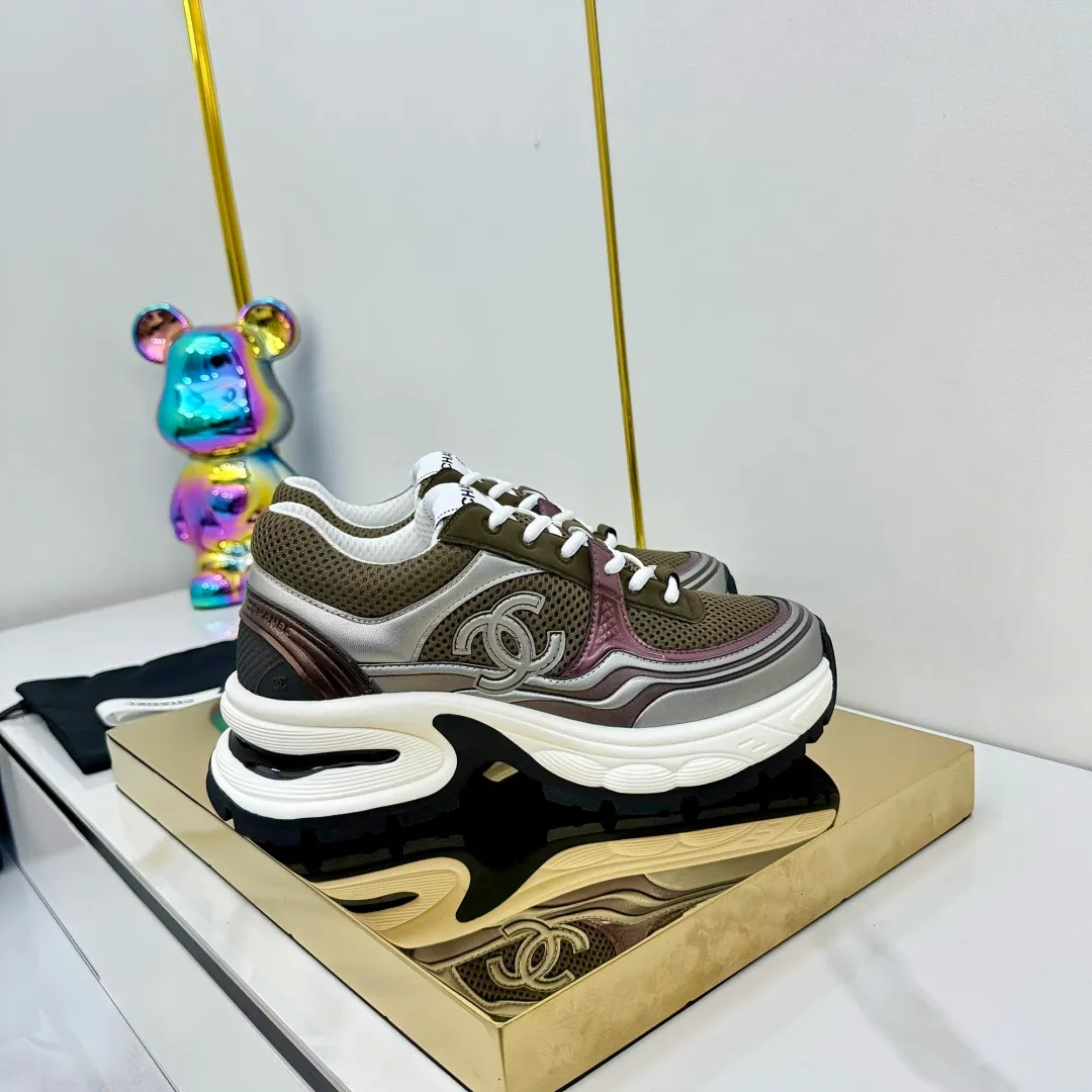 👟👟Ex-factory price 680👟👟 Upgraded version, upgraded version, upgraded version! No rebuttal accepted! ! ! ! Chanel Chanel panda shoes! 2025 counter's top casual sports shoes. This classic design; the upper is electro-embroidered with a variety of techniques; the outsole is fashionable and sporty; the unusual inclusion of a variety of color matching elements... The diversified mix and match is very good-looking and versatile, and can be used for leisure, fashion, sports, and outdoor... ꫛꫀꪝ Go➫ Materials: ❶Upper made of: original imported first-layer silk cowhide + original waterproof cloth + original first-layer cowhide ❷Inner lining: Original Yangli+Net ❸Outsole based on: Original TPU combination outsole Counter boutique packaging complete set for women 35–41 👉 👉 👉 👉